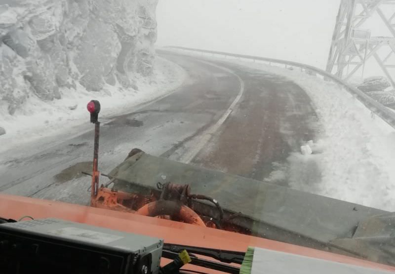 a nins în județul sibiu - drumarii au intervenit și vă recomandă să echipați corespunzător mașinile