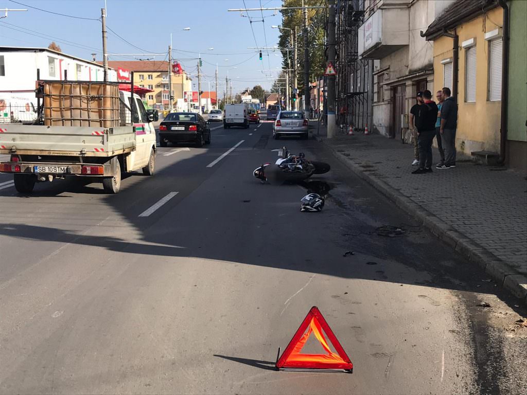 foto motociclist lovit în plin de o mașină - este grav rănit