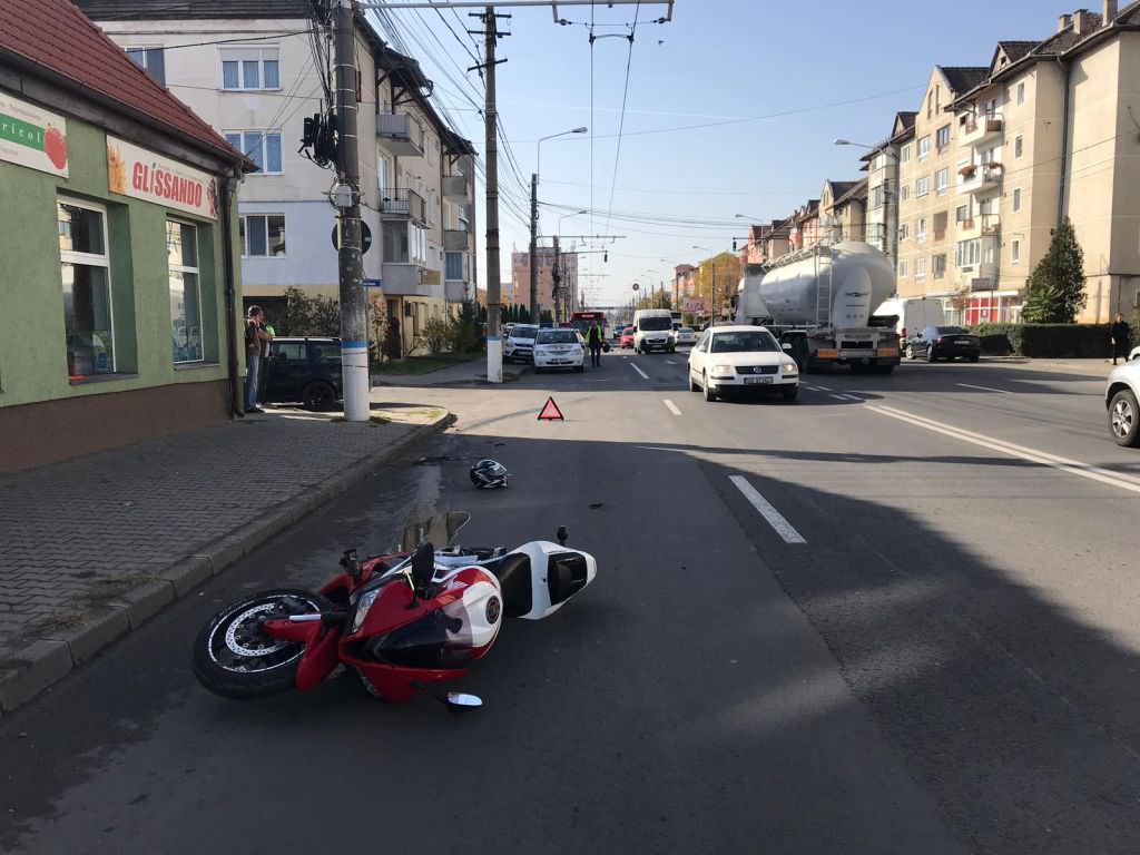 foto motociclist lovit în plin de o mașină - este grav rănit