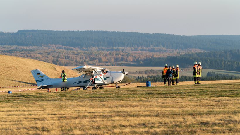 un avion necontrolat a ucis doi adulți și un copil pe un aerodrom din germania
