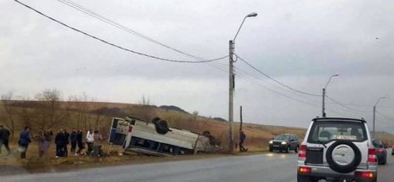 români implicați într-un accident în germania. s-au răsturnat cu microbuzul