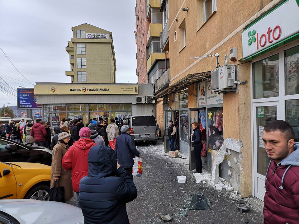 update foto patru persoane rănite într-un grav accident pe strada semaforului din sibiu