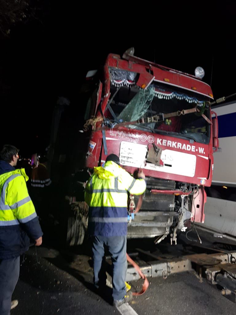 foto două accidente pe valea oltului - trafic îngreunat