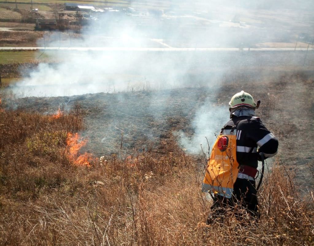 incendiu de vegetație la slimnic - au intervenit pompierii