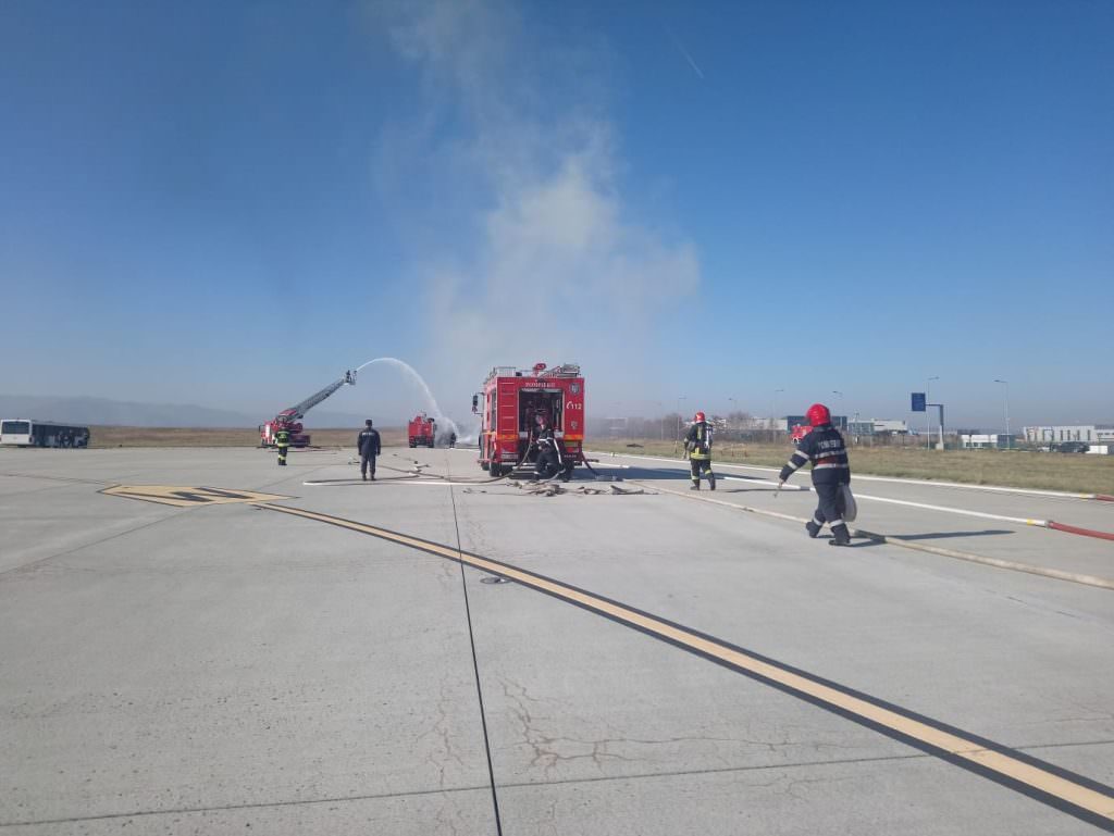foto exercițiu impresionant la aeroport - oamenii au crezut că a luat foc un avion