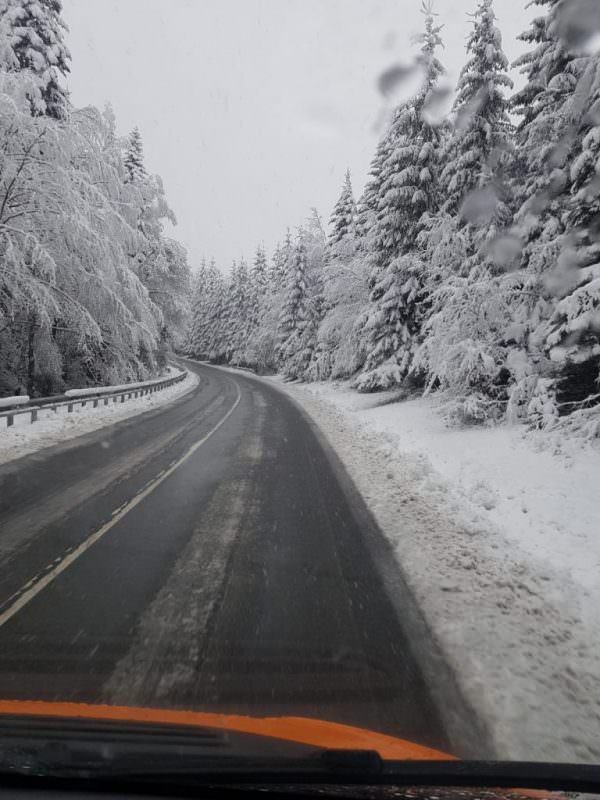 Ninge la Bâlea Cascadă. Starea drumurilor din județ