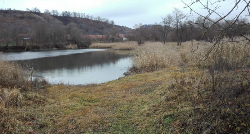 VIDEO FOTO Femeie găsită decedată într-un lac. A fost căutată două zile