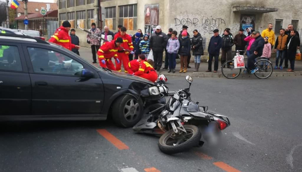 foto - tânăr pe motocicletă lovit în plin de o mașină la sibiu