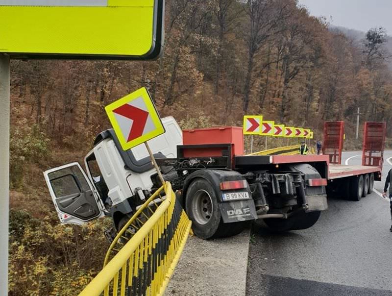 Accident pe Valea Oltului – Un TIR stă să cadă peste calea ferată