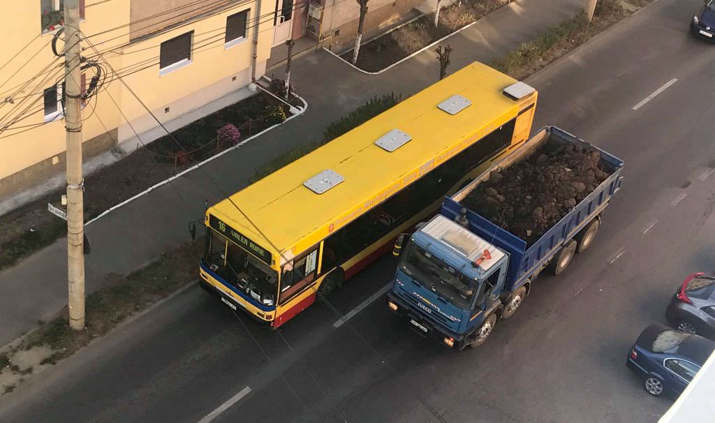 video foto autobuz defect pe maramureșului – șoferul dirijează traficul