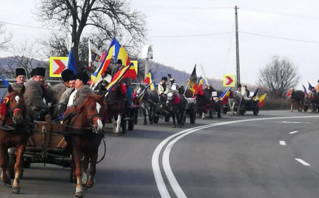 românii aflați în marșul centenarului, întâmpinați de prefectul sibiului în laslea