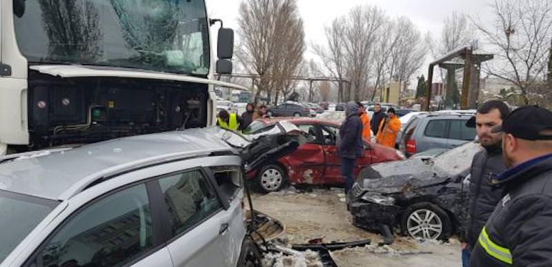 nouă mașini distruse de un tir - șoferul era băut la volan