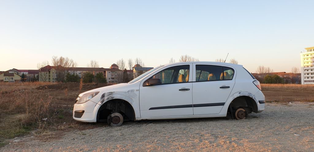 FOTO Mașini lăsate pe butuci la Sibiu – Hoții au furat roțile