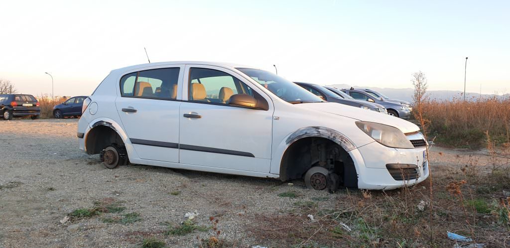 FOTO Mașini lăsate pe butuci la Sibiu – Hoții au furat roțile