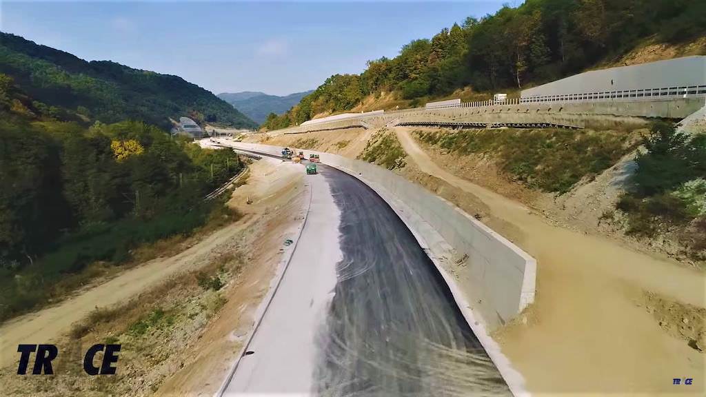 autostrada sârbilor peste munți - o fac pe banii lor într-o zonă similară cu valea oltului