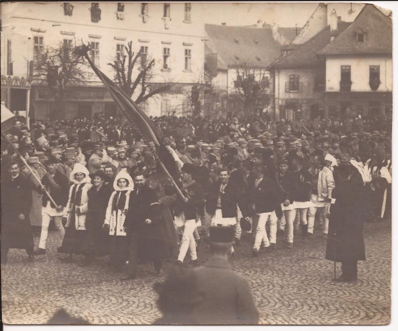 peste 8.000 de sibieni la marea unire din 1918 - cu entuziasm și fală au mers la alba iulia