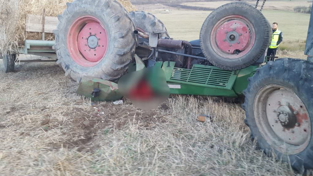 foto - bărbat ucis de un tractor răsturnat. a murit pe loc
