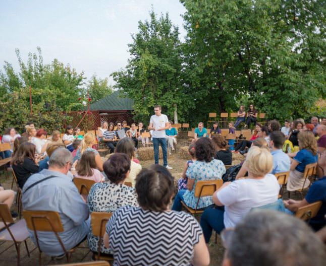 un student din sibiu vrea să readucă lumea în sala de teatru