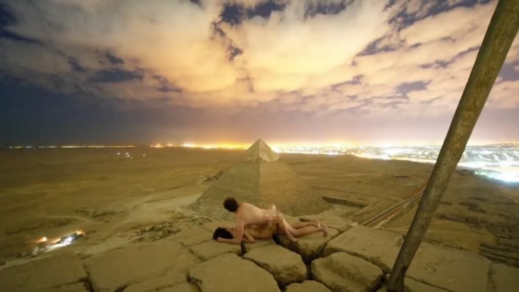 video - scandal în egipt. doi tineri s-au pozat nud în vârful marii piramide