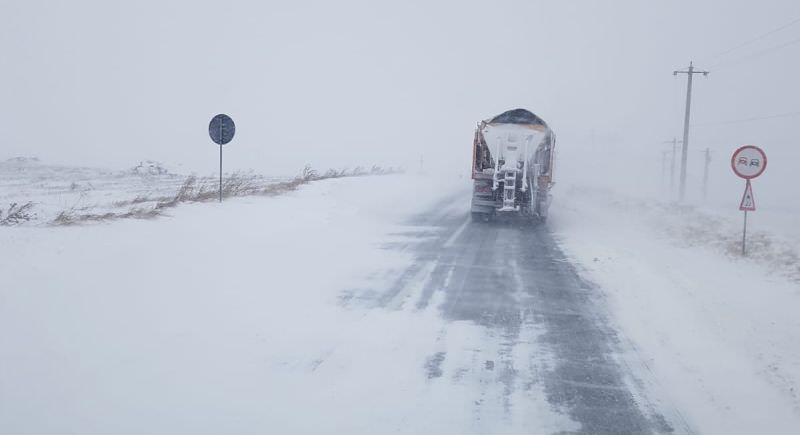 drum acoperit cu zăpadă între cârțișoara și bâlea cascadă
