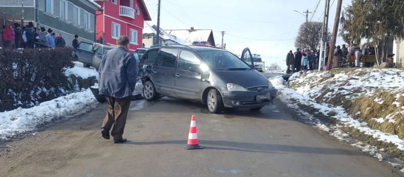 foto accident cu cinci victime la merghindeal. trafic blocat