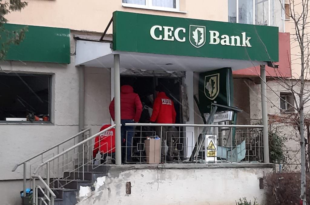 foto video - bancomat aruncat în aer la brașov - bubuitura a fost puternică