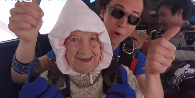 video record mondial - o bătrânică de 102 ani a sărit cu parașuta