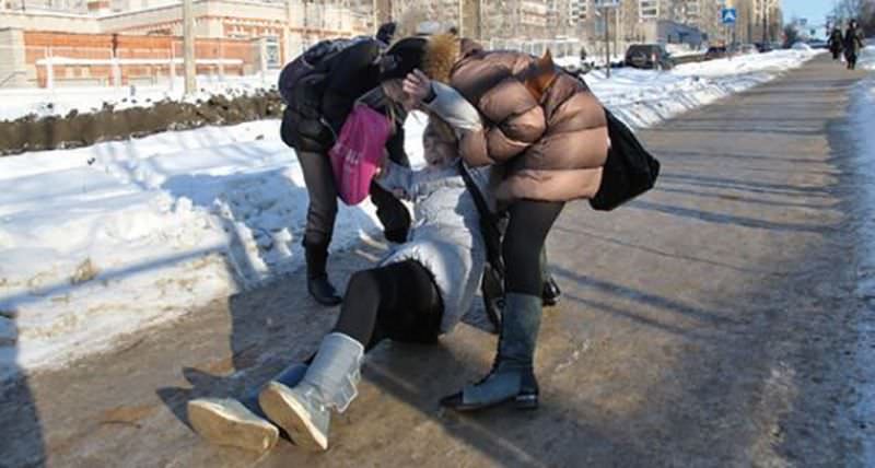 foto record de sibieni care au căzut pe gheaţă şi au ajuns la spital