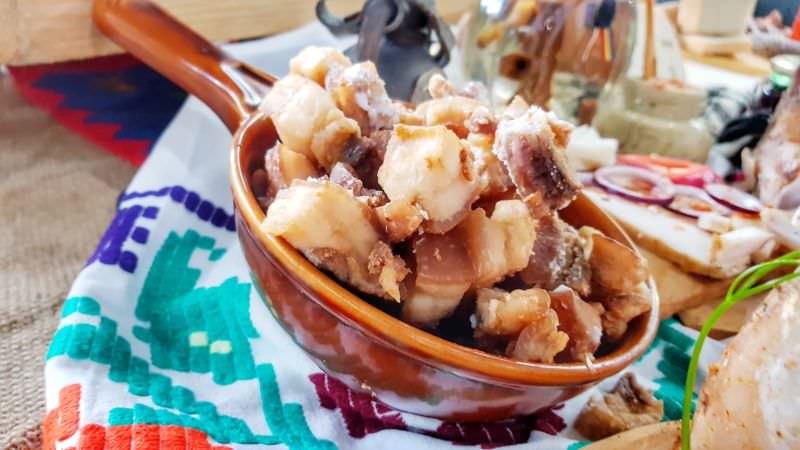 pomana porcului și alte bunătăți tradiționale la sărbătoarea gastronomiei sibiene pe strada cetății