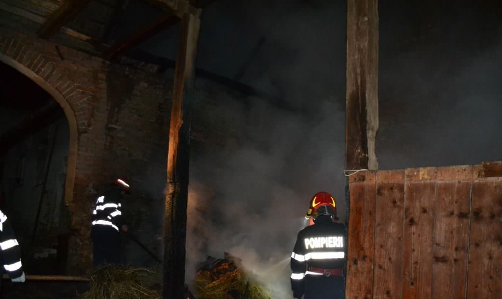 foto noapte de foc pentru pompierii sibieni - șură în flăcări la dobârca
