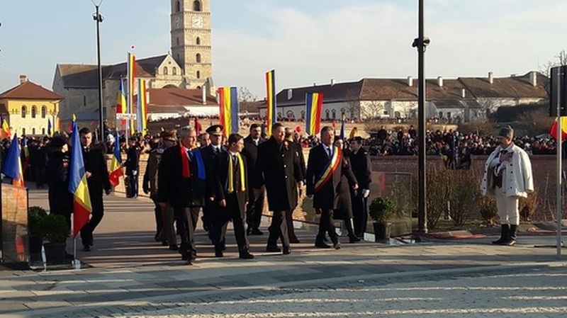 video - parada de la alba iulia - iohannis aclamat de mulțime