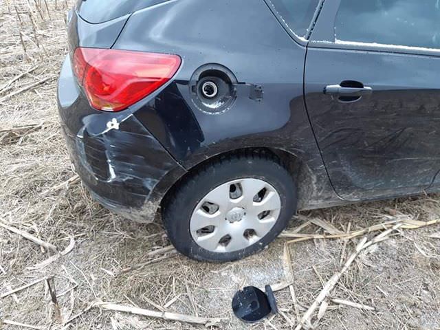 mașina furată din cârța găsită pe un câmp la arpașul de jos - hoții nu au reușit să-i dea foc