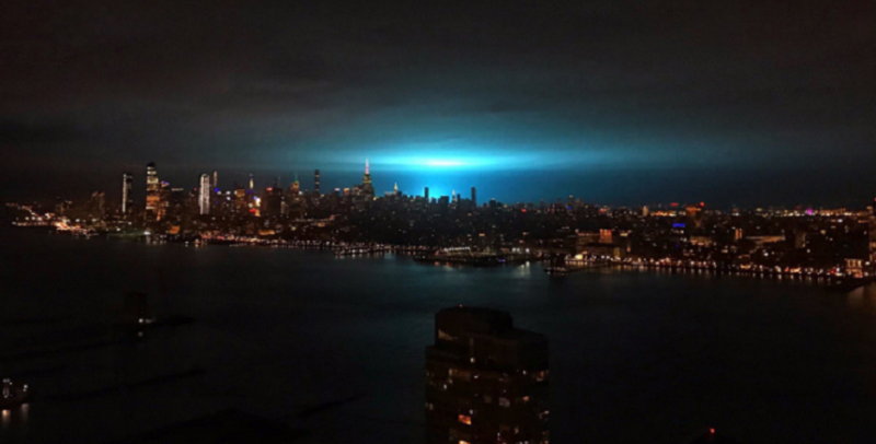video foto lumină ciudată pe cerul new york-ului. locuitorii s-au speriat