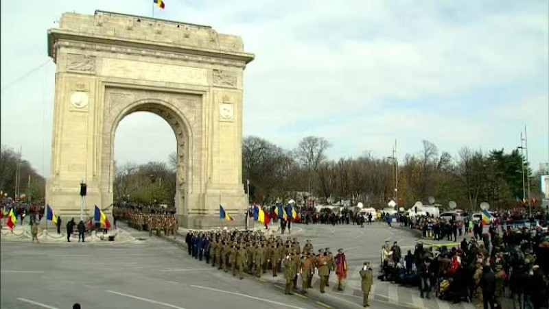 video - foto paradă militară impresionantă la arcul de triumf - jandarmii, huiduiți de spectatori