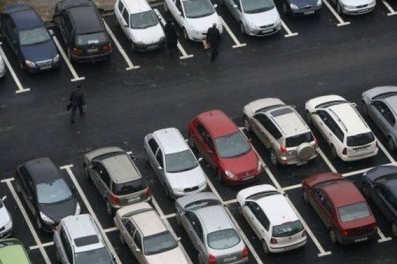 sute de români stabiliți în italia își abandonează mașinile în parcări