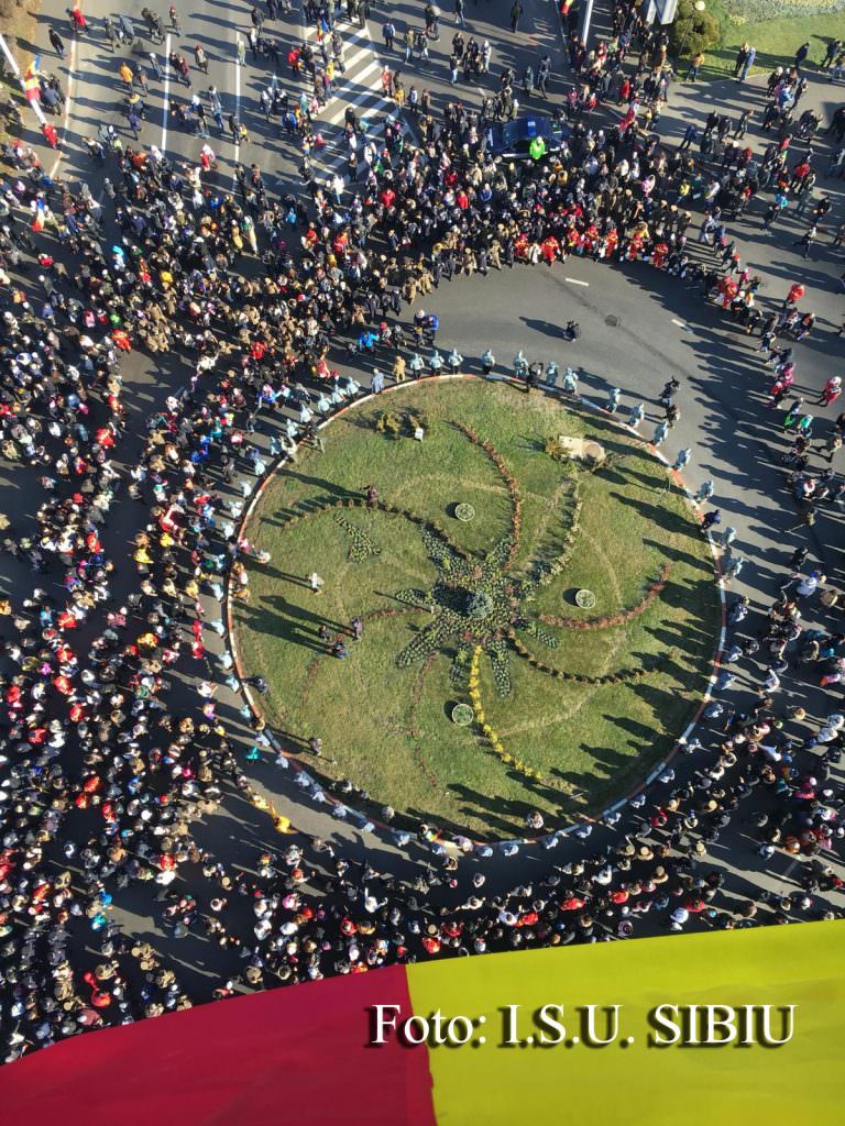 video - foto mii de oameni la parada de ziua națională la sibiu. s-a jucat și hora unirii!