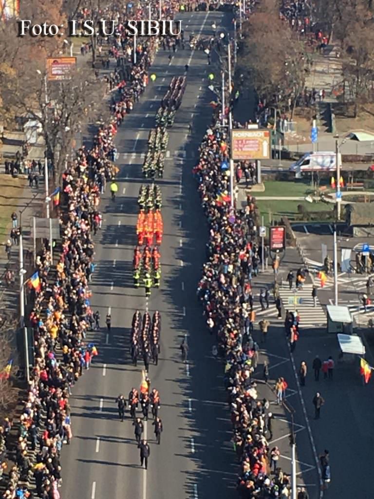 video - foto mii de oameni la parada de ziua națională la sibiu. s-a jucat și hora unirii!