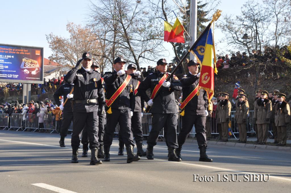 video - foto mii de oameni la parada de ziua națională la sibiu. s-a jucat și hora unirii!