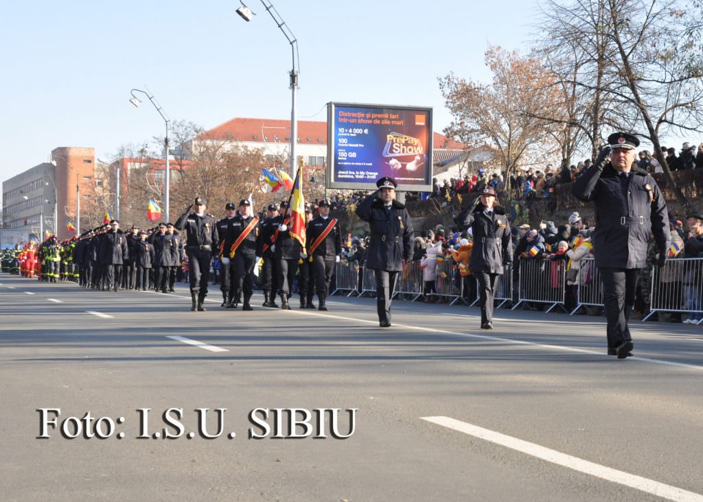 video - foto mii de oameni la parada de ziua națională la sibiu. s-a jucat și hora unirii!