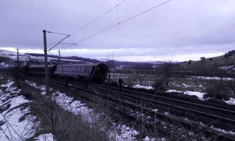 foto două trenuri au deraiat în județul hunedoara - în unul erau 140 de pasageri