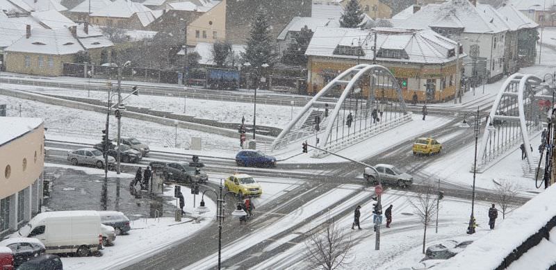 video foto - a început să ningă puternic la sibiu. prognoza meteo pentru zilele următoare