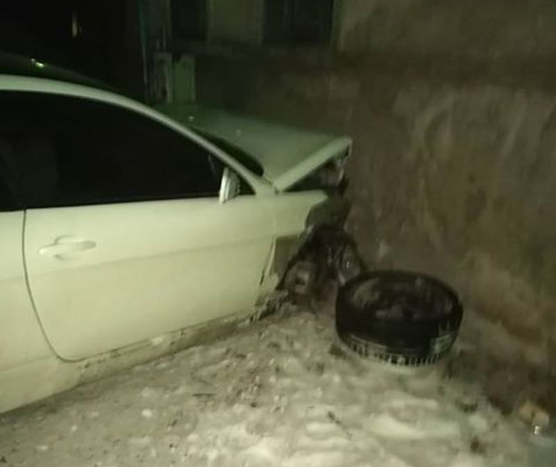 foto - șofer fugar de la un accident cu o mașină ce a lovit o casă la șeica mare