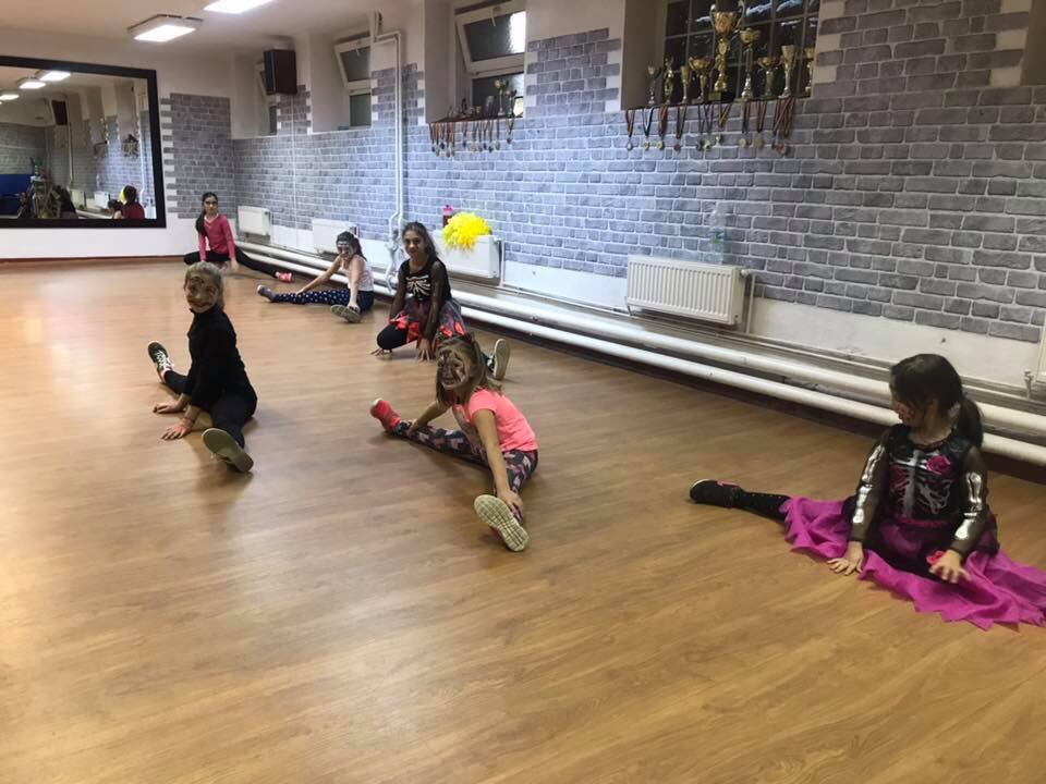 foto scolioza lombară, afecțiunea care a condus o sibiancă pe drumul succesului - sute de copii din sibiu învață să danseze de la ea