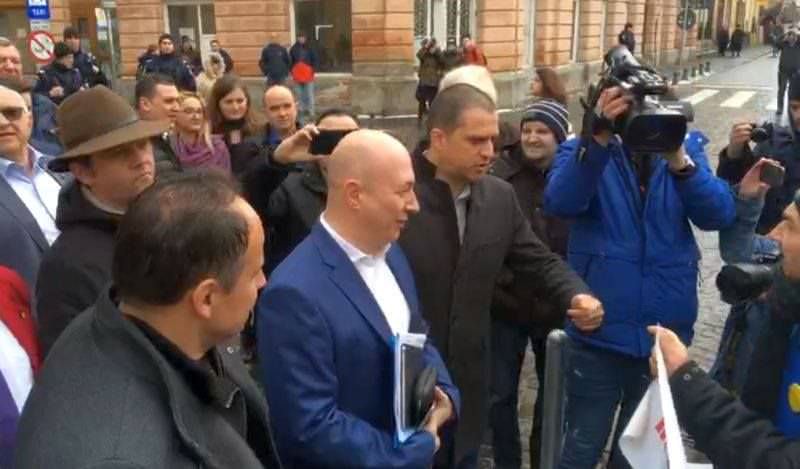 video - codrin ștefănescu huiduit și înjurat de protestatari în fața sediului psd sibiu