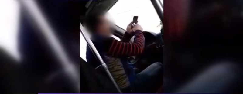 video șofer inconștient - filmat conducând cu mâinile pe telefon și nu pe volan
