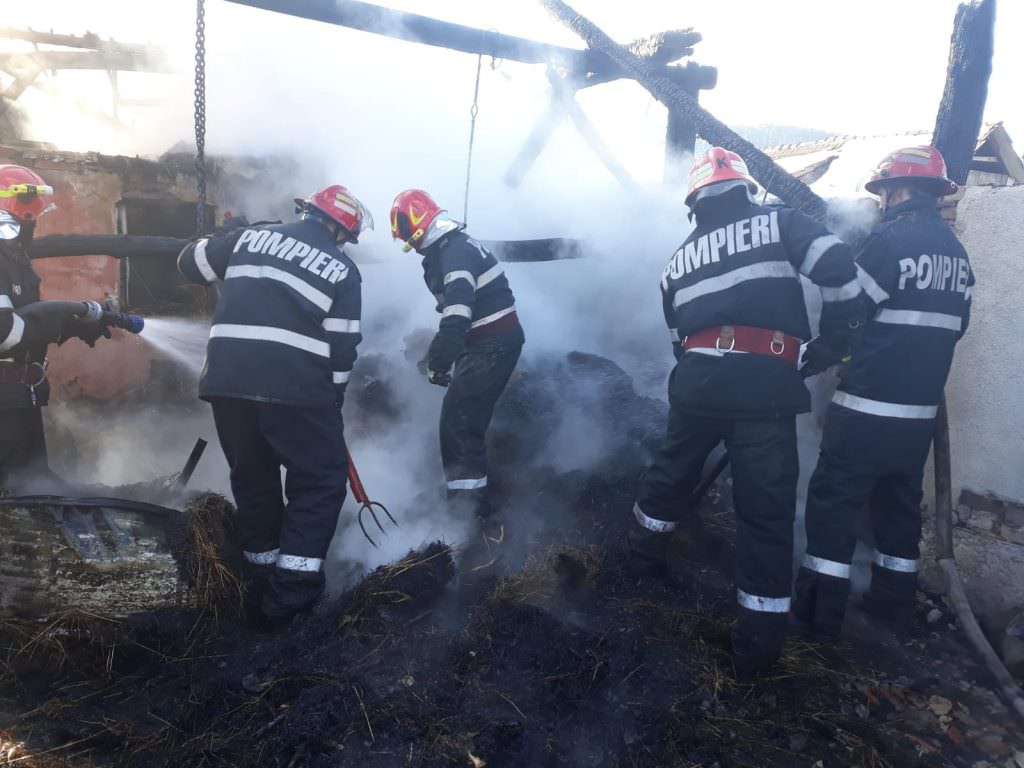 update locuință în flăcări la bazna - intervin pompierii