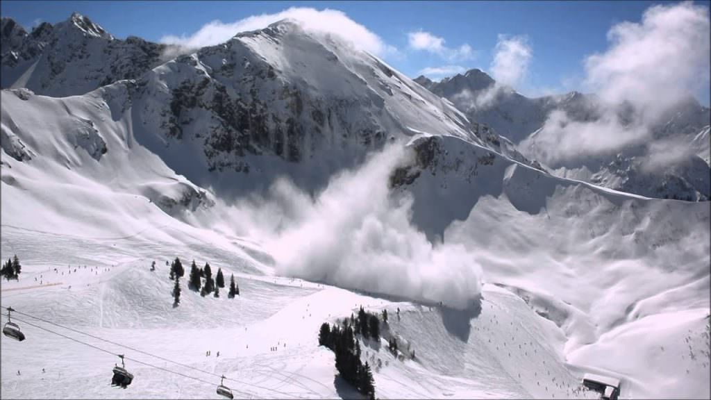 risc mare de producere a avalanşelor în zona bâlea lac. zăpada are aproape trei metri