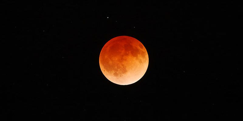 video imagini spectaculoase cu cea mai lungă eclipsă de lună din ultimii 581 de ani
