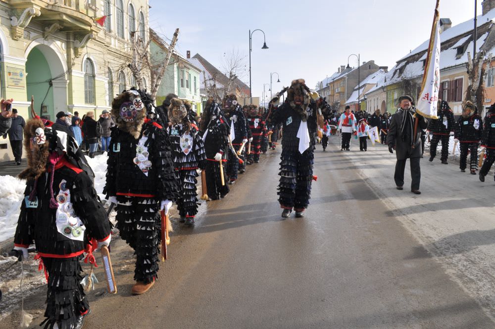 de ce fug lolele duminică în agnita - oraşul salvat de o fată