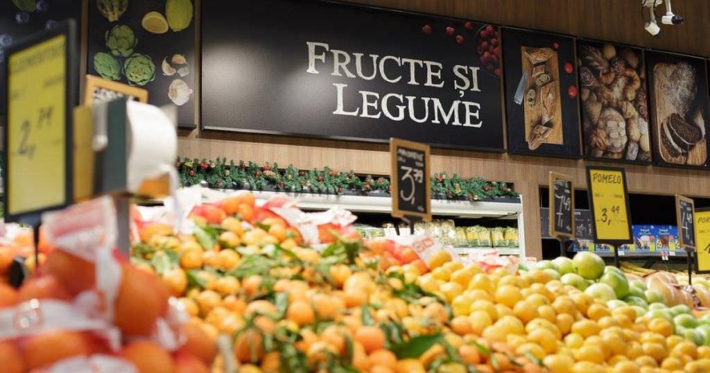 video polițist surprins în timp ce mânca fructe dintr-un supermarket